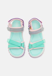 To-farget sandaler med mintgrønn såle, justerbare stropper i teal og grå, lilla detaljer og teksturert såle for godt grep.