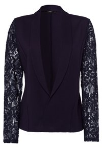 Blazer de marina con cuello chal, que presenta mangas largas de encaje con un patrón floral y un corte entallado. Cuerpo de tejido suave, con acentos de encaje texturizado.