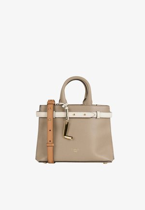 Sac à main en cuir beige avec poignées courtes, bandoulière brune réglable, ceinture d'accent blanche, quincaillerie dorée et détail de charme. Fini texturé.