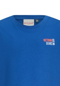 Niebieska bawełniana koszulka z okrągłym dekoltem. Posiada logo RETOUR JEANS w białym i pomarańczowym nadruku. Prosta, gładka tekstura. Idealna na codzienne noszenie.