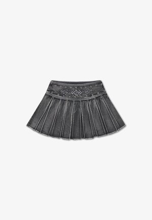 Minifalda plisada de denim negro con bordado floral y ojales metálicos a lo largo de la pretina.