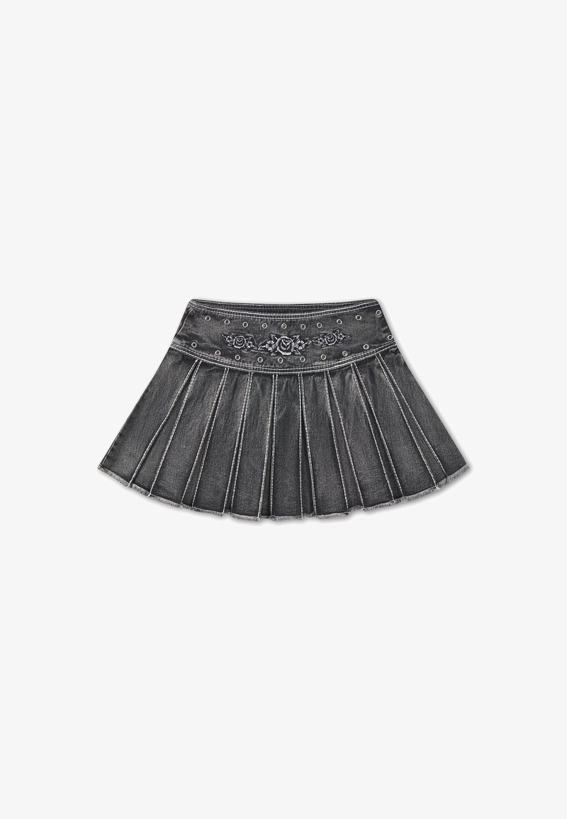 Sort denim plisseret mini nederdel med blomsterbroderi og metaløjer langs linningen.