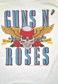 Weißes T-Shirt mit einem grafischen Design eines Schädels mit Flügeln, einem roten Bandana, Rosen und dem Text "GUNS N' ROSES" in fetten blauen Buchstaben.