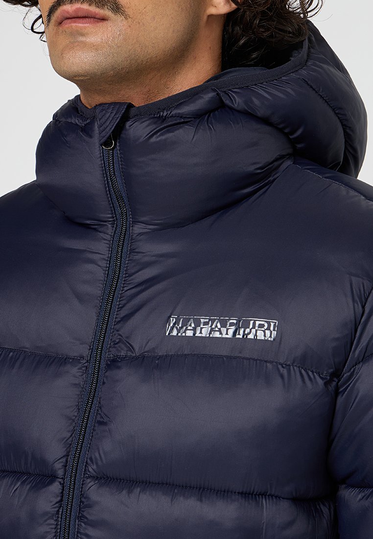 Marineblauer Puffer-Jacke mit hohem Kragen, Reißverschluss und elastischer Kapuze. Verfügt über ein glänzendes Logo auf der Brust und gesteppte, isolierte Abschnitte.