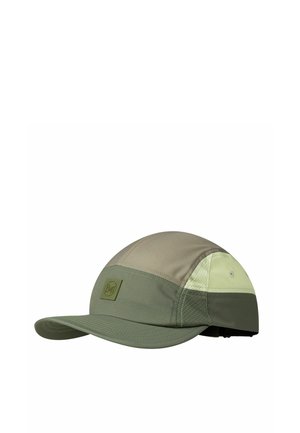 Gorra de exterior de cinco paneles en tonos verdes y beige con un pequeño parche con el logo de Buff en la parte delantera y paneles laterales de malla para ventilación.