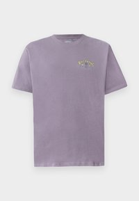 Lilla bomull t-skjorte med korte ermer, med en fargerik "Billabong" logo og blomstergrafikk på brystet.