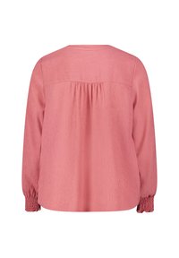 Pink langærmet bluse med struktureret stof, smockede manchetter og et samlet rygdesign. Rundet halsudskæring. Enkel og uden yderligere mønstre.