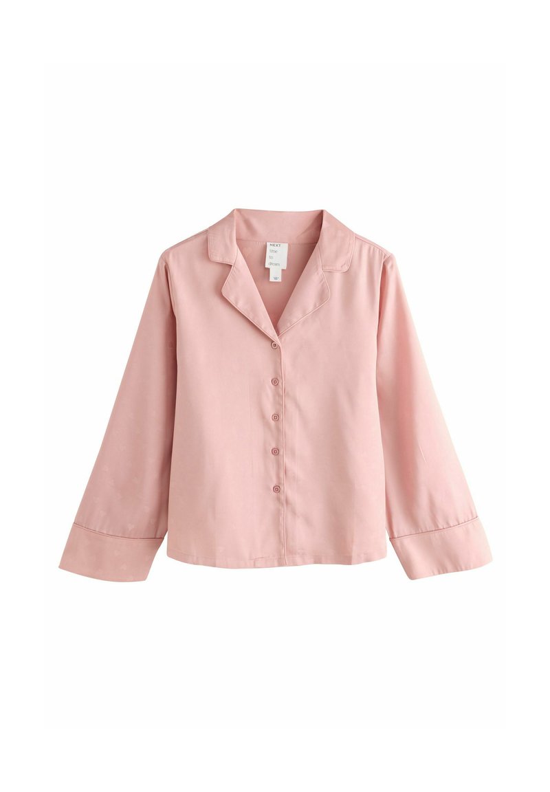 Camisa de manga larga rosa con cuello tipo notch, botones frontales y un corte relajado. Tejido suave con textura mínima y un sutil brillo.