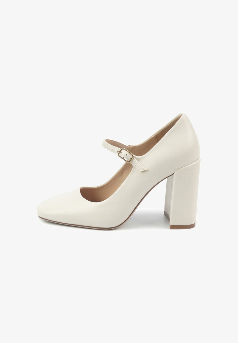 Talons Mary Jane en cuir blanc avec un bout arrondi, une sangle à boucle sur le coup de pied et un large talon carré. Texture lisse, design minimaliste.