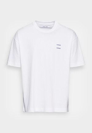 Tricou alb din bumbac, cu guler rotund, mâneci scurte și două mici logo-uri albastre "SAMSE" pe piept. Croială dreaptă la baza.
