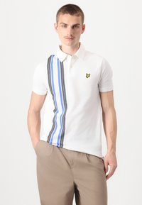 Biele polokošeľa s vertikálnym pruhovaním v modrej a čiernej farbe, s žltým logom na hrudníku a klasickým golierom.