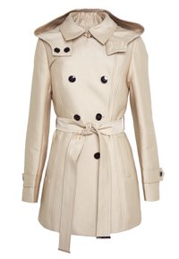 Trench-coat beige à double boutonnage avec ceinture, capuche amovible, boutons noirs et brides de manchette, conçu pour femmes.