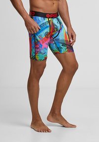 Boxeri colorat PSD cu un design imprimat cu bani, confecționați din material elastic. Prezintă o talie neagră cu branding roșu.