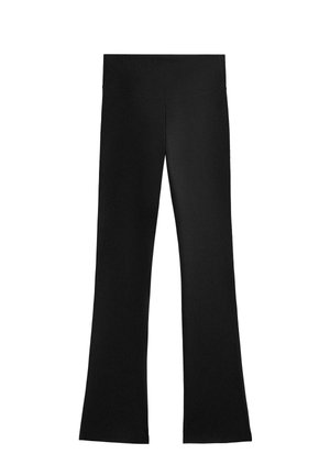 Schwarze hoch-taillierte Yogahosen mit leicht ausgestelltem Beinabschluss und einer V-förmigen Nahtdetails am Bund.