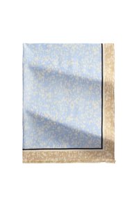 Zijden sjaal in lichtblauw met een subtiel wit patroon, omrand door een tan-kleurig frame en gedetailleerd met een donkerblauwe omlijning. Soepele textuur.