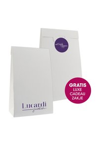 Witte papieren cadeauzak met een textuurafwerking, voorzien van een ronde paarse label met witte tekst en een logo aan de voorkant.