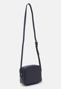 Borsa a tracolla in pelle blu navy con forma rettangolare, tracolla regolabile, chiusura con zip e superficie liscia. Design minimalista senza motivi visibili.