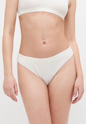 Chilotăria din bumbac alb cu talie înaltă, având o textură netedă și un elastic, oferind o acoperire minimă și un design simplu.