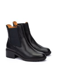 Bottines en cuir noir à panneaux latéraux élastiques, finition texturée, talon bloc et détails de couture le long de la semelle.