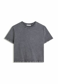 Grau gewaschener, kurzärmeliges Crop-Top mit Metallösen entlang der Ärmel und dem unteren Saum, Rundhalsausschnitt, flach auf weißem Hintergrund ausgelegt.