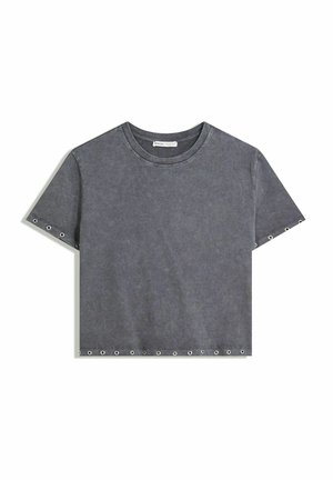Grau gewaschener, kurzärmeliges Crop-Top mit Metallösen entlang der Ärmel und dem unteren Saum, Rundhalsausschnitt, flach auf weißem Hintergrund ausgelegt.