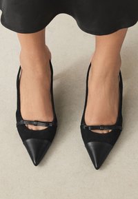 Next REGULAR FIT  - Decolleté - black