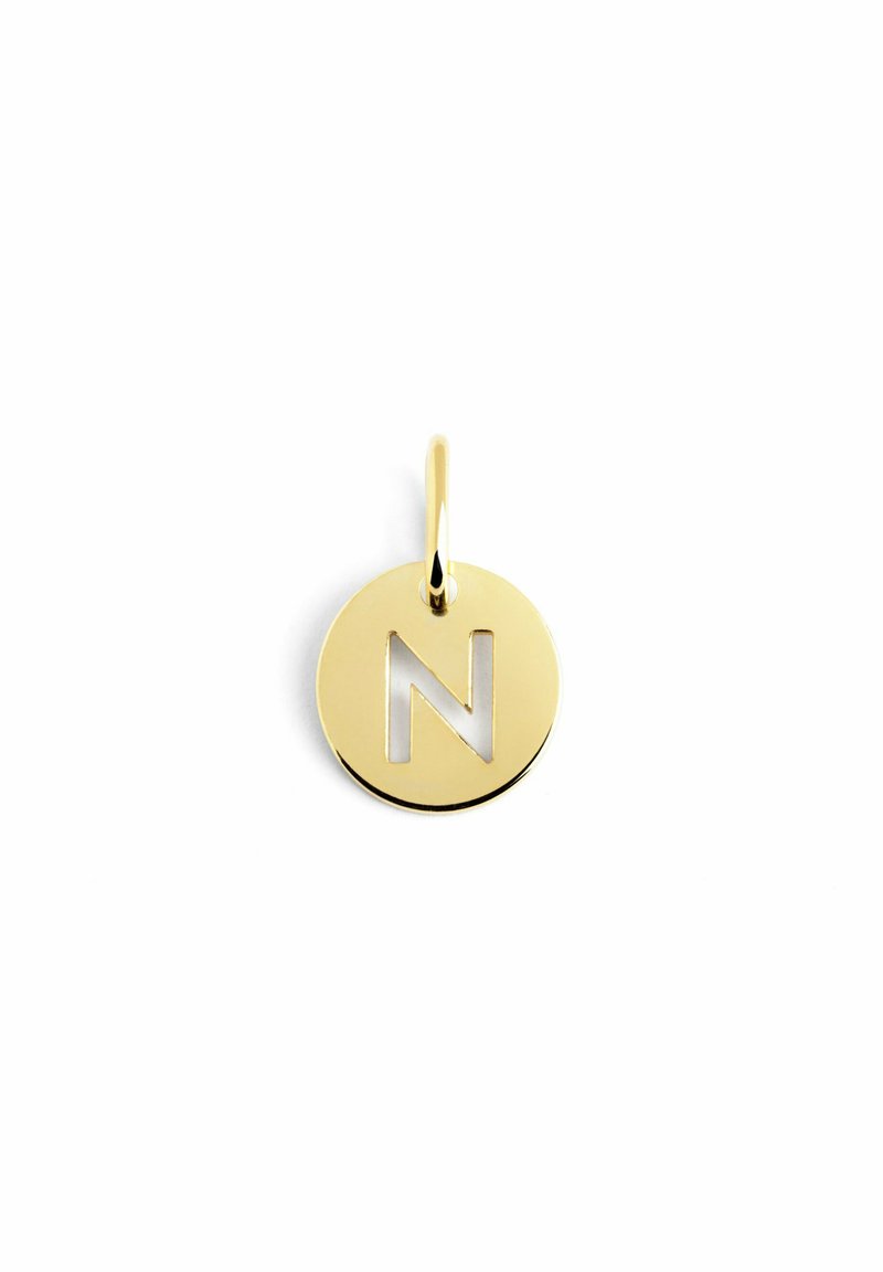 Goldener runder Anhänger mit einem ausgeschnittenen Buchstaben "N" in der Mitte. Glatte Textur mit polierter Oberfläche und einer kleinen Schlaufe oben.