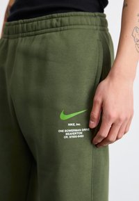 Nike Sportswear JOGGER   - Treniņtērpa apakšdaļas - cargo khaki