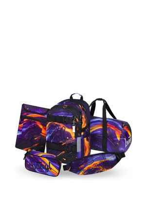 Set aus fünf Reisetaschen, darunter Rucksack, Duffel, Bauchtasche, Stifteetui und Dokumentenmappe mit lila, orange und schwarzen abstrakten Wirbeln.
