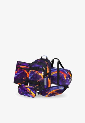 Set aus fünf Reisetaschen, darunter Rucksack, Duffel, Bauchtasche, Stifteetui und Dokumentenmappe mit lila, orange und schwarzen abstrakten Wirbeln.