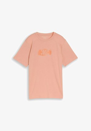Pfirsichfarbenes T-Shirt mit kurzen Ärmeln und Rundhalsausschnitt, mittig mit dem Text "LET'S GET GOING" in einem etwas dunkleren Farbton bedruckt.