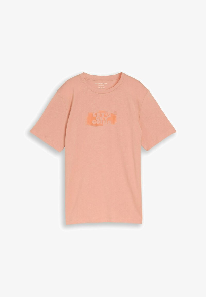T-shirt à manches courtes de couleur pêche avec col rond et texte centré "ON Y VA" dans une teinte légèrement plus foncée.