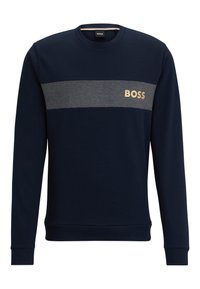 Marinblå sweatshirt med en grå rand över bröstet, med en gul "BOSS"-logotyp. Tillverkad av mjukt, texturerat tyg med långa ärmar.