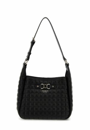 Sac à main noir matelassé avec une forme courbée, présentant un accent en métal argenté et un logo. Bandoulière ajustable pour plus de polyvalence.