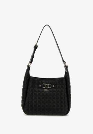 Sac à main noir matelassé avec une forme courbée, présentant un accent en métal argenté et un logo. Bandoulière ajustable pour plus de polyvalence.