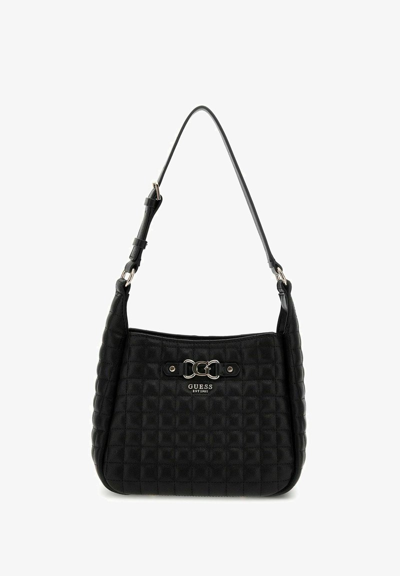 Sac à main noir matelassé avec une forme courbée, présentant un accent en métal argenté et un logo. Bandoulière ajustable pour plus de polyvalence.