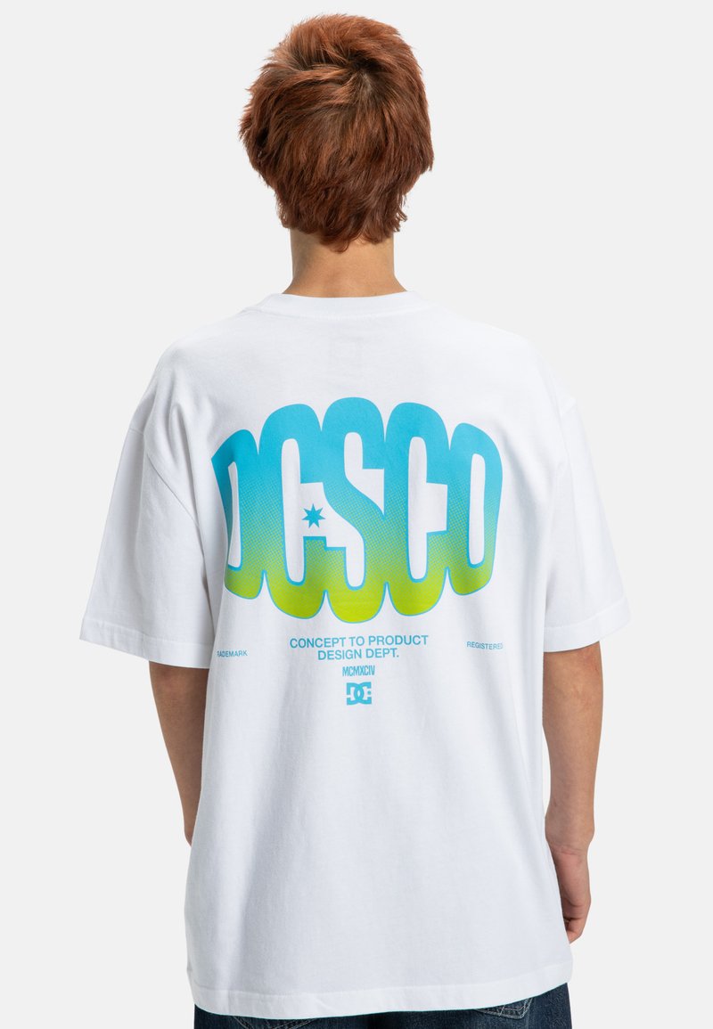 Weißes Baumwoll-T-Shirt mit einem großen blauen und grünen grafischen Text auf der Rückseite mit "DC" und "CONCEPT TO PRODUCT DESIGN DEPT."