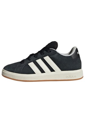 Baskets en nubuck noir avec trois rayures blanches, une semelle en caoutchouc et un col rembourré dans une palette de couleurs grise et noire.