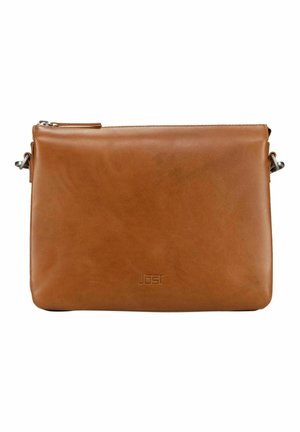 Pochette rectangulaire en cuir beige avec fermeture éclair et crochets de sangle amovibles, embossée du nom discret de la marque "Jost" sur le devant.