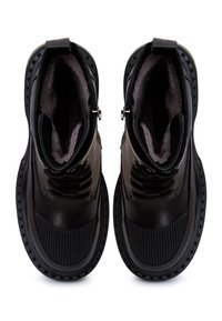 Zwarte leren enkellaarsjes met gestructureerde accenten, een ronde neus en een gevoerde binnenkant. Voorzien van veters en een ritssluiting aan de zijkant voor gemakkelijk dragen.
