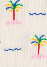 Motif de palmiers colorés avec des noix de coco jaunes et des vagues bleues sur un fond de tissu tricoté blanc.