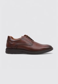Zapato de vestir de cuero marrón con superficie lisa, punta redondeada y cordones finos. Cuenta con una suela negra acolchada para mayor comodidad y flexibilidad.
