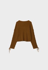 Brązowy sweter z prążkowanego materiału o kroju cropped, z szerokimi rękawami i regulowanymi wiązaniami przy mankietach. Teksturowana powierzchnia i luźny krój.