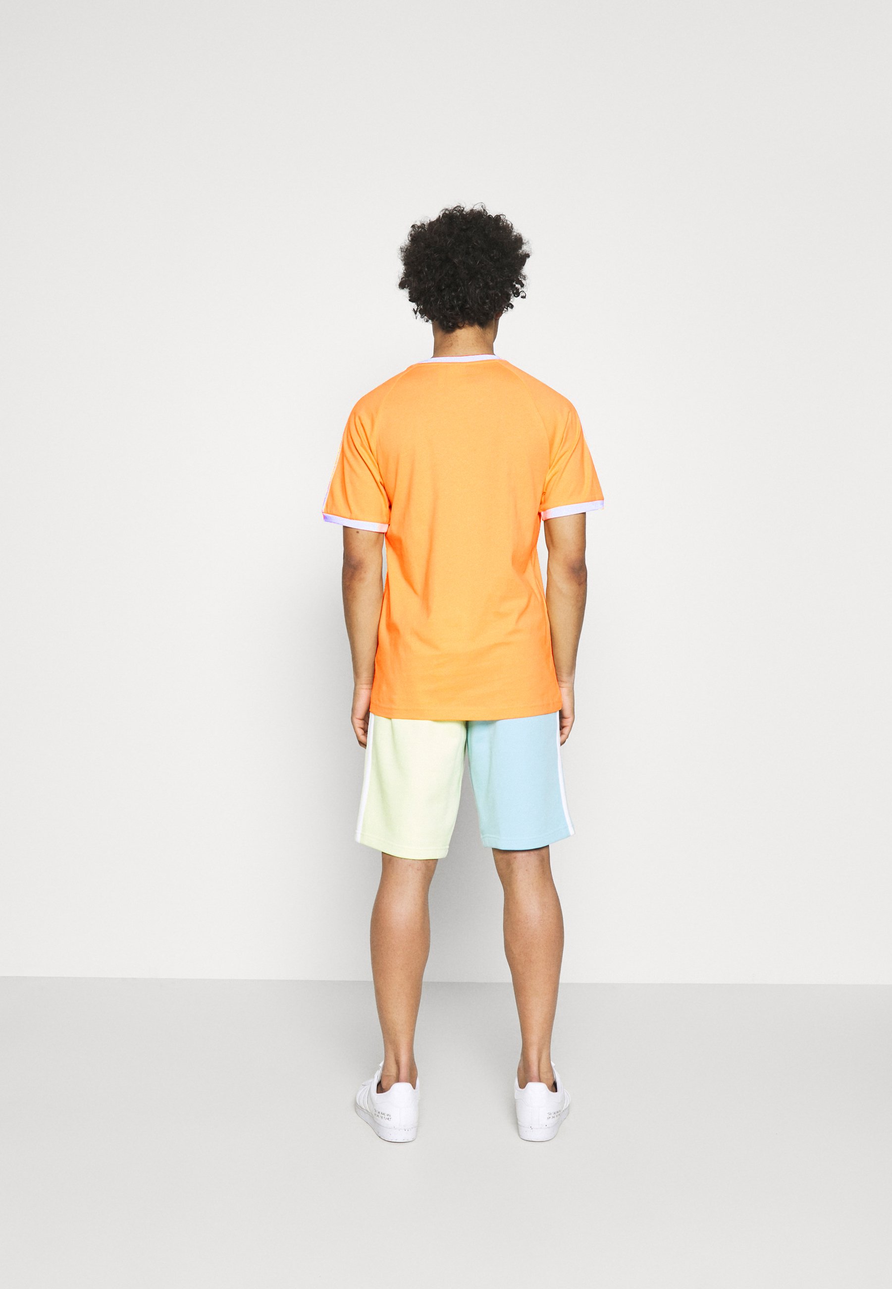 adidas Originals STRIPES TEE UNISEX - T-shirt print - hazy orange/Oranje -  Zalando.nl