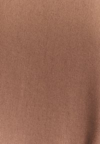 Tekstureret stof i en varm brun farve med en fin vævning og glat overflade, ideel til beklædning eller polstring.