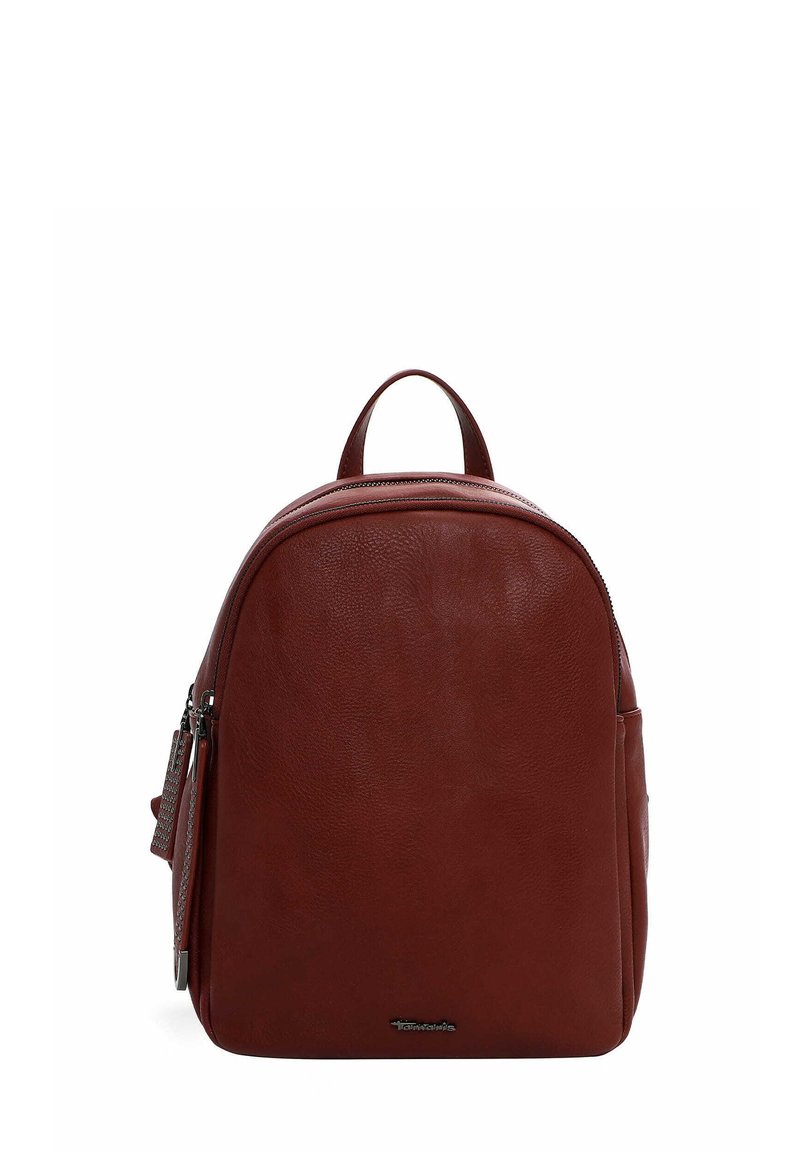 Sac à dos en cuir rouge avec une forme arrondie, une surface texturée, une poignée supérieure et une poche zippée à l'avant. Présente un logo discret en bas.
