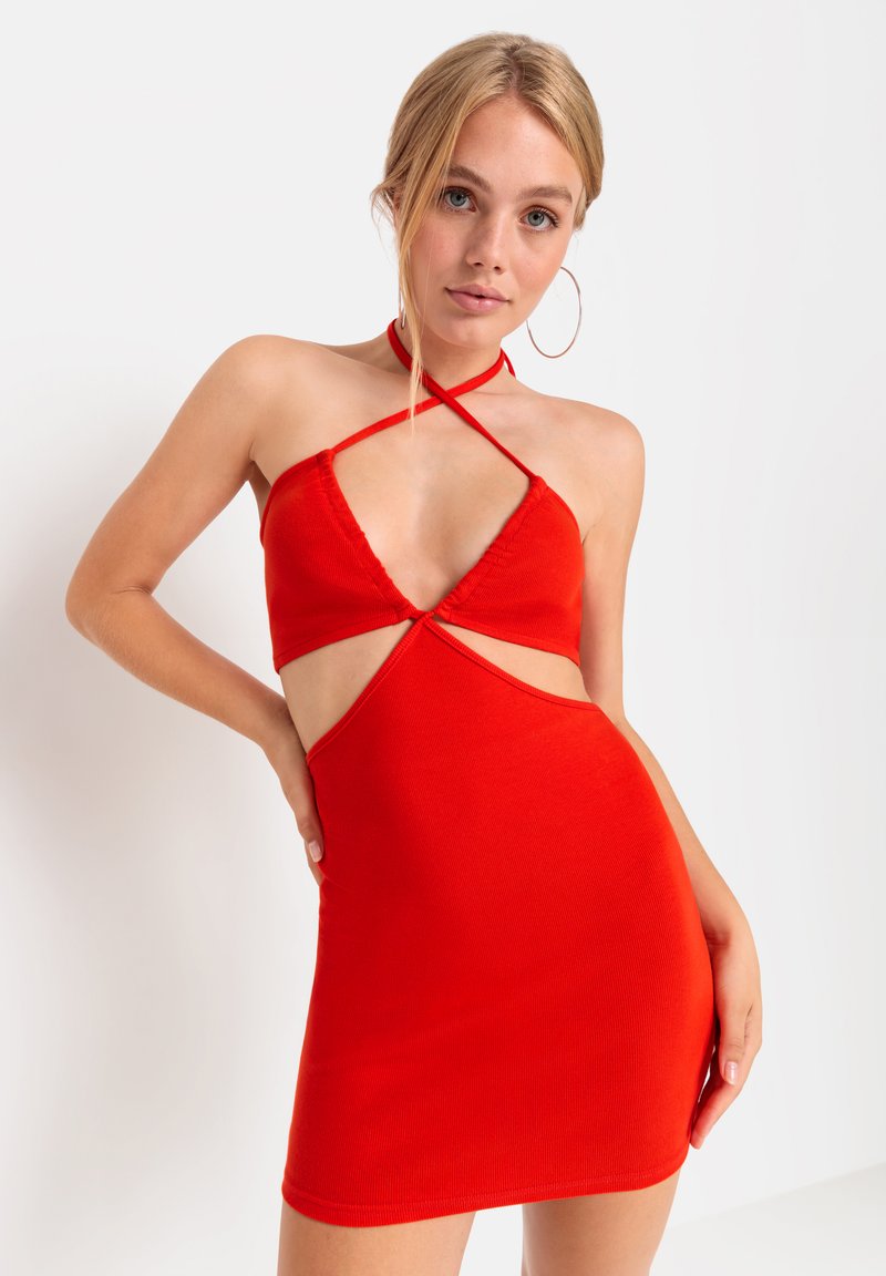 Mini abito rosso a costine con collo all'americana e aperture sui fianchi. Presenta una scollatura profonda e sottili spalline incrociate.
