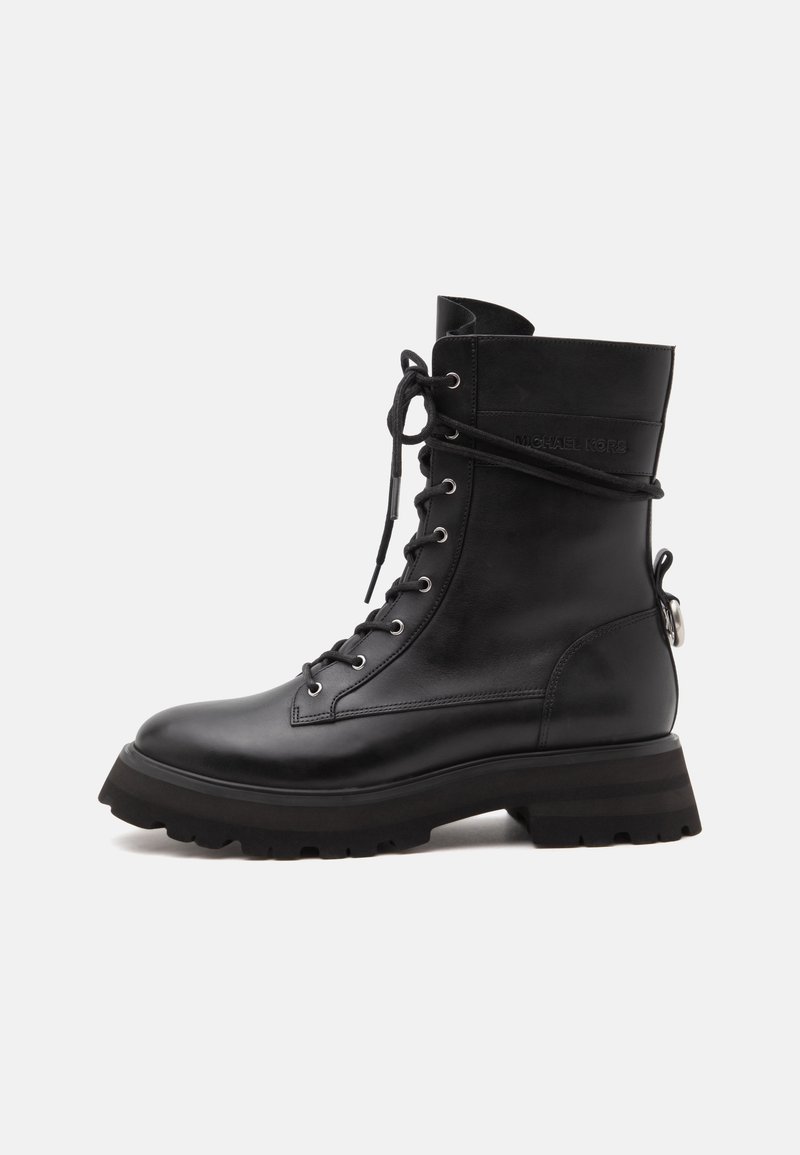 Bottine en cuir noir à lacets avec une semelle épaisse et un détail de marque sur le côté, montrée de profil sur fond blanc.