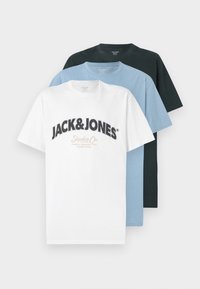 Tre foldede kortærmede T-shirts med rund hals i hvid med Jack & Jones-logo, lyseblå og sort, stablet mod en hvid baggrund.