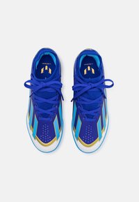 Scarpe sportive blu con tomaia testurizzata, caratterizzate da accenti gialli e azzurri, un design elegante e dettagli perforati sui lati.